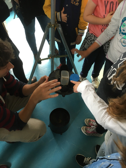 Les élèves découvre l'intérieur d'un pluviomètre. Ils comparent avec (...)